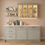 Cam vitrinli, LED aydınlatmalı Verona Buz Gri Kahve Köşesi ile evinizde şık ve fonksiyonel bir kahve alanı oluşturun.