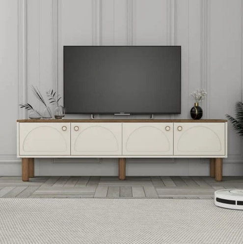 Bohem TV Ünitesi | Modern TV Sehpası | Ahşap Ayaklı Televizyon Ünitesi Bohem TV ünitesi modeli, modern TV sehpası arayanlar için estetik ve fonksiyonelliği bir arada sunar. Açık renk gövdesi, yuvarlak desenli kapakları ve doğal ahşap ayaklarıyla bohem dekorasyon, modern salon dekorasyonu ve minimalist ev dekorasyonu için mükemmel bir tercihtir. Geniş iç hacimli kapaklı bölmeleri sayesinde televizyon ünitesi, TV dolabı ve medya ünitesi olarak kullanıma uygundur. Salon TV ünitesi, oturma odası TV sehpası ve modern televizyon altlığı olarak tercih edilen bu model; dayanıklı malzemesi, sağlam ayak yapısı ve şık tasarımıyla uzun ömürlü kullanım sunar. Kablo gizleme alanı sayesinde düzenli bir görünüm sağlar. LED TV, Smart TV ve büyük ekran televizyonlarla uyumludur. Bohem tarz TV ünitesi, ahşap ayaklı TV sehpası, kapaklı TV dolabı, modern TV ünitesi modelleri, salon TV ünitesi fiyatları, dekoratif TV sehpası ve minimal TV ünitesi aramalarında öne çıkacak şekilde tasarlanmıştır.