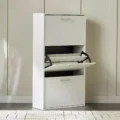 Liva Modern Ayakkabılık, fonksiyonel kapaklı yapısı ve sade tasarımıyla antre ve giriş alanlarında düzenli bir kullanım sunar. Modern çizgileri sayesinde hem minimal hem de çağdaş ev dekorasyonlarına kolayca uyum sağlar. Kapaklı ayakkabılık formu, ayakkabıları tozdan ve dağınıklıktan koruyarak daha temiz bir görünüm oluşturur. Geniş iç bölmeleri ile günlük kullanımda ihtiyaç duyulan ayakkabıları rahatlıkla muhafaza etmeye olanak tanır. Modern ayakkabılık tasarımı, dar antreler için ideal bir çözüm sunarken, yaşam alanlarında ferahlık hissini destekler. Kapak mekanizması pratik kullanım sağlarken, şık kulp detayı ürüne estetik bir görünüm kazandırır. Dayanıklı malzeme yapısı ve kaliteli işçiliğiyle uzun ömürlü kullanım sunan Liva ayakkabılık, hem ev hem de ofis girişlerinde düzen ve şıklığı bir arada arayanlar için ideal bir tercihtir. Zamansız tasarımı sayesinde farklı dekorasyon stilleriyle uyumlu şekilde kullanılabilir.