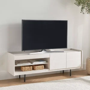 İskandinav tasarım anlayışının sade ve sıcak çizgilerini yansıtan Scandi Modern TV Ünitesi, salon ve oturma odalarına ferah, düzenli ve şık bir görünüm kazandırır. Doğal ahşap dokusu ve yalın tasarımı sayesinde modern, minimalist ve nordik dekorasyon tarzlarıyla mükemmel uyum sağlar. Geniş üst yüzeyi televizyon yerleşimi için ideal kullanım sunarken, kapaklı dolap alanları dağınıklığı gizler. Açık raf bölmeleri; uydu alıcısı, dekoratif objeler ve kitaplar için pratik bir alan oluşturur. Hem estetik hem de fonksiyonel yapısıyla günlük yaşamı kolaylaştıran bu modern TV sehpası, yaşam alanınıza zamansız bir stil katar. Minimal detaylar, dengeli oranlar ve sade renk geçişleriyle tasarlanan Scandi TV Ünitesi, evinde huzurlu ve düzenli bir atmosfer yaratmak isteyenler için ideal bir tercihtir.