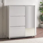 Avena Aynalı Ayakkabılık, modern tasarımı ve işlevsel yapısıyla antre ve koridorlar için estetik bir depolama çözümü sunar. Minimal çizgilere sahip gövdesi ve tam boy ayna detayı, bulunduğu alanı daha ferah ve geniş gösterirken, düzenli bir görünüm sağlar. Geniş iç hacmi sayesinde günlük ayakkabılarınızı rahatlıkla saklamanıza olanak tanır. Aynalı ayakkabılık formu sayesinde hem depolama hem de kullanım kolaylığı sunarak antre mobilyaları arasında öne çıkar. Modern ev dekorasyonuna uyum sağlayan sade rengi, farklı iç mekân stilleriyle kolayca kombinlenebilir. Dayanıklı malzeme yapısı ve kaliteli işçiliğiyle uzun ömürlü kullanım sunan Avena, hem şıklığı hem de fonksiyonelliği bir arada arayanlar için ideal bir tercihtir. Ev, ofis ve giriş alanlarında düzenli, modern ve şık bir atmosfer oluşturur.