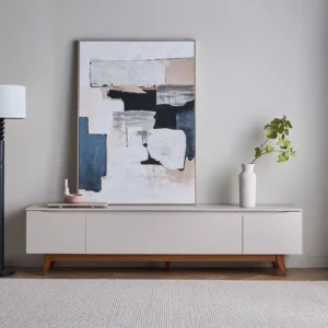 Nordica Minimal TV Ünitesi, modern yaşam alanları için özel olarak tasarlanmış, zamansız çizgilere sahip şık ve fonksiyonel bir TV sehpası / TV ünitesi modelidir. Minimalist tasarımı, doğal ahşap ayakları ve sade renk paletiyle hem modern hem de İskandinav dekorasyon tarzına mükemmel uyum sağlar. Yüksek kaliteli MDF gövde, dayanıklı yüzey kaplaması ve sağlam doğal ahşap ayak yapısı sayesinde uzun yıllar güvenle kullanabilirsiniz. Geniş iç hacmi, kapaklı bölmeleri ve düzenli yapısı ile kablo karmaşasını gizleyen TV ünitesi, salon ve oturma odalarında düzenli bir görünüm sunar. Bu model; televizyon ünitesi, TV sehpası, modern konsol, minimal TV dolabı arayan kullanıcılar için hem estetik hem de kullanışlı bir çözümdür. Düşük ayaklı tasarımı sayesinde duvara yaslı veya tablo ile birlikte dekoratif bir bütünlük oluşturur.