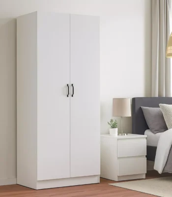 Mila 2 Kapaklı Gardırop, modern tasarımı ve sade çizgileriyle yatak odası, genç odası ve misafir odaları için ideal bir depolama çözümüdür. Beyaz gardırop arayanlar için zamansız bir şıklık sunan bu model, minimal dekorasyon anlayışıyla her ortama kolayca uyum sağlar. Dayanıklı malzemeden üretilen 2 kapaklı gardırop, günlük kullanıma uygun sağlam yapısıyla uzun ömürlüdür. Geniş iç hacmi sayesinde kıyafetlerinizi, montlarınızı, gömleklerinizi ve diğer eşyalarınızı düzenli bir şekilde saklamanıza yardımcı olur. Modern gardırop modelleri arasında öne çıkan Mila, hem estetik hem de fonksiyonelliği bir arada sunar. Minimal kulp tasarımı ve düz yüzeyiyle İskandinav tarzı gardırop görünümü sunan bu ürün, küçük alanlar için de ideal bir çözümdür. Az yer kaplayan gardırop arayan kullanıcılar için pratik ve kullanışlı bir alternatif oluşturur.
