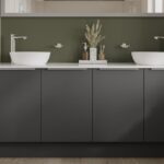 NoirLine Çift Lavabolu Banyo Dolabı, modern yaşam alanları için tasarlanmış şık ve fonksiyonel bir banyo çözümüdür. Mat siyah gövdesi, sade çizgileri ve tezgah üstü beyaz lavabolarıyla banyonuza güçlü ve sofistike bir karakter kazandırır. Geniş depolama alanı sayesinde çift kullanıma uygun olan NoirLine, hem estetik hem de günlük kullanım konforunu bir arada sunar. Minimal tasarımı sayesinde modern, loft ve çağdaş banyolarla mükemmel uyum sağlar.