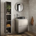 Terra Tek Lavabolu Banyo Dolabı, doğal tonları ve modern çizgileriyle banyolara sıcak ve dengeli bir görünüm kazandırır. Kompakt yapısı sayesinde küçük ve orta ölçekli banyolar için ideal bir kullanım sunar. Tezgah üstü lavabo tasarımı, ürüne modern ve şık bir karakter katar. Duvara monte (asma) yapısı sayesinde zeminde ferah bir alan oluşturur. Neme ve rutubete dayanıklı malzeme yapısı ile uzun ömürlü kullanım sağlar. Minimal tasarımı sayesinde modern, loft ve doğal konseptli banyolarla mükemmel uyum sağlar.