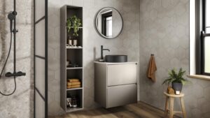 Terra Tek Lavabolu Banyo Dolabı, doğal tonları ve modern çizgileriyle banyolara sıcak ve dengeli bir görünüm kazandırır. Kompakt yapısı sayesinde küçük ve orta ölçekli banyolar için ideal bir kullanım sunar. Tezgah üstü lavabo tasarımı, ürüne modern ve şık bir karakter katar. Duvara monte (asma) yapısı sayesinde zeminde ferah bir alan oluşturur. Neme ve rutubete dayanıklı malzeme yapısı ile uzun ömürlü kullanım sağlar. Minimal tasarımı sayesinde modern, loft ve doğal konseptli banyolarla mükemmel uyum sağlar.