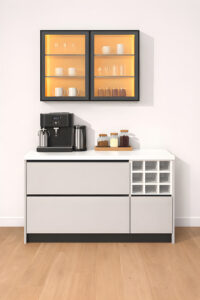 Mono Kahve Köşesi; modern tasarımı, LED aydınlatmalı vitrini ve geniş tezgâh alanıyla ev ve ofisler için şık bir kahve ünitesi çözümüdür.