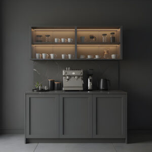 Noirline Kahve Köşesi, modern tasarımı, cam vitrin detayları ve entegre LED aydınlatmasıyla yaşam alanlarınıza şıklık ve fonksiyonellik kazandırır. Siyah çerçeveli cam vitrin bölümleri, fincan ve bardak koleksiyonunuzu estetik bir şekilde sergilerken, geniş tezgâh alanı kahve makineleri ve aksesuarlar için ideal kullanım sunar. Minimal çizgilere sahip gövde yapısı, modern ve çağdaş dekorasyon stilleriyle mükemmel uyum sağlar. LED aydınlatmalı raflar, hem görsel bir ambiyans oluşturur hem de ürünlerinizi ön plana çıkarır. Alt bölümde yer alan geniş depolama alanları sayesinde kahve ekipmanları, kapsüller ve servis ürünleri düzenli bir şekilde saklanabilir. Noirline Kahve Köşesi, mutfak, salon ve ofis ortamlarında özel bir kahve alanı oluşturmak isteyenler için tasarlanmıştır. Şık görünümü, dayanıklı malzemesi ve fonksiyonel yapısıyla hem dekoratif hem de kullanışlı bir çözümdür.