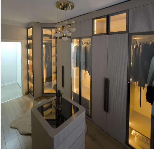 Giyinme odası ve gömme dolap çözümleri. Özel ölçülü dolap tasarımlarıyla şık, düzenli ve fonksiyonel alanlar oluşturun.