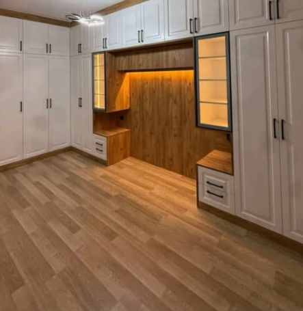 Giyinme odası ve gömme dolap çözümleri. Özel ölçülü dolap tasarımlarıyla şık, düzenli ve fonksiyonel alanlar oluşturun.