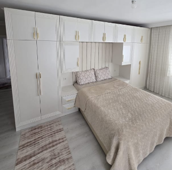 Giyinme odası ve gömme dolap çözümleri. Özel ölçülü dolap tasarımlarıyla şık, düzenli ve fonksiyonel alanlar oluşturun.