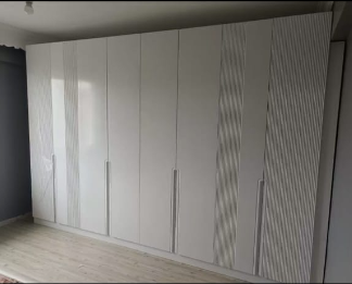 Giyinme odası ve gömme dolap çözümleri. Özel ölçülü dolap tasarımlarıyla şık, düzenli ve fonksiyonel alanlar oluşturun.