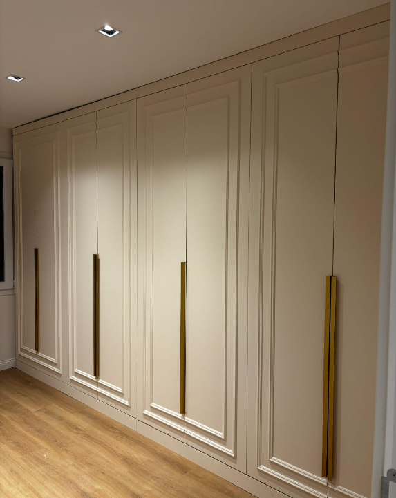 Giyinme odası ve gömme dolap çözümleri. Özel ölçülü dolap tasarımlarıyla şık, düzenli ve fonksiyonel alanlar oluşturun.