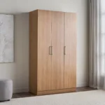 Mila Nature 3 Kapaklı Gardırop, doğal ahşap görünümü ve modern tasarımıyla yatak odası, genç odası ve misafir odaları için hem şık hem de fonksiyonel bir depolama çözümü sunar. 3 kapaklı gardırop arayanlar için geniş iç hacmiyle öne çıkan bu model, kıyafetlerinizi ve eşyalarınızı düzenli bir şekilde saklamanıza yardımcı olur. Doğal tonları sayesinde ahşap gardırop ve doğal görünümlü gardırop seven kullanıcılar için sıcak ve ferah bir atmosfer yaratır. Minimal çizgileri ve düz yüzey tasarımıyla modern gardırop modelleri arasında yer alan Mila Nature, farklı dekorasyon stilleriyle kolayca uyum sağlar. Özellikle İskandinav tarzı gardırop, minimal yatak odası mobilyası ve doğal dekorasyon tercih edenler için ideal bir seçenektir. Dayanıklı suntalam malzemeden üretilen 3 kapaklı dolap, uzun ömürlü kullanım sunar. Askılık ve raf sisteminden oluşan iç donanımı sayesinde gömlek, mont, elbise ve katlanabilir kıyafetler için pratik bir kullanım sağlar. Geniş hacimli gardırop arayan kullanıcılar için hem düzenli hem de erişimi kolay bir yapı sunar. Mila Nature 3 Kapaklı Gardırop, hem estetik hem de işlevsellik arayanlar için uygun fiyatlı gardırop alternatifleri arasında yer alır. Online gardırop satın almak isteyen kullanıcılar için modern görünüm, kullanışlı iç yapı ve sade tasarımı bir arada sunar.