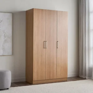 Mila Nature 3 Kapaklı Gardırop, doğal ahşap görünümü ve modern tasarımıyla yatak odası, genç odası ve misafir odaları için hem şık hem de fonksiyonel bir depolama çözümü sunar. 3 kapaklı gardırop arayanlar için geniş iç hacmiyle öne çıkan bu model, kıyafetlerinizi ve eşyalarınızı düzenli bir şekilde saklamanıza yardımcı olur. Doğal tonları sayesinde ahşap gardırop ve doğal görünümlü gardırop seven kullanıcılar için sıcak ve ferah bir atmosfer yaratır. Minimal çizgileri ve düz yüzey tasarımıyla modern gardırop modelleri arasında yer alan Mila Nature, farklı dekorasyon stilleriyle kolayca uyum sağlar. Özellikle İskandinav tarzı gardırop, minimal yatak odası mobilyası ve doğal dekorasyon tercih edenler için ideal bir seçenektir. Dayanıklı suntalam malzemeden üretilen 3 kapaklı dolap, uzun ömürlü kullanım sunar. Askılık ve raf sisteminden oluşan iç donanımı sayesinde gömlek, mont, elbise ve katlanabilir kıyafetler için pratik bir kullanım sağlar. Geniş hacimli gardırop arayan kullanıcılar için hem düzenli hem de erişimi kolay bir yapı sunar. Mila Nature 3 Kapaklı Gardırop, hem estetik hem de işlevsellik arayanlar için uygun fiyatlı gardırop alternatifleri arasında yer alır. Online gardırop satın almak isteyen kullanıcılar için modern görünüm, kullanışlı iç yapı ve sade tasarımı bir arada sunar.