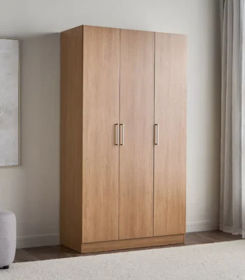 Mila Nature 3 Kapaklı Gardırop, doğal ahşap görünümü ve modern tasarımıyla yatak odası, genç odası ve misafir odaları için hem şık hem de fonksiyonel bir depolama çözümü sunar. 3 kapaklı gardırop arayanlar için geniş iç hacmiyle öne çıkan bu model, kıyafetlerinizi ve eşyalarınızı düzenli bir şekilde saklamanıza yardımcı olur. Doğal tonları sayesinde ahşap gardırop ve doğal görünümlü gardırop seven kullanıcılar için sıcak ve ferah bir atmosfer yaratır. Minimal çizgileri ve düz yüzey tasarımıyla modern gardırop modelleri arasında yer alan Mila Nature, farklı dekorasyon stilleriyle kolayca uyum sağlar. Özellikle İskandinav tarzı gardırop, minimal yatak odası mobilyası ve doğal dekorasyon tercih edenler için ideal bir seçenektir. Dayanıklı suntalam malzemeden üretilen 3 kapaklı dolap, uzun ömürlü kullanım sunar. Askılık ve raf sisteminden oluşan iç donanımı sayesinde gömlek, mont, elbise ve katlanabilir kıyafetler için pratik bir kullanım sağlar. Geniş hacimli gardırop arayan kullanıcılar için hem düzenli hem de erişimi kolay bir yapı sunar. Mila Nature 3 Kapaklı Gardırop, hem estetik hem de işlevsellik arayanlar için uygun fiyatlı gardırop alternatifleri arasında yer alır. Online gardırop satın almak isteyen kullanıcılar için modern görünüm, kullanışlı iç yapı ve sade tasarımı bir arada sunar.