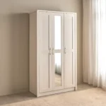 Mila Mirror 3 Kapaklı Aynalı Gardırop, modern ve zarif tasarımıyla yatak odası, genç odası ve misafir odaları için hem estetik hem de kullanışlı bir depolama alanı sunar. Kapak üzerindeki tam boy ayna detayı sayesinde odanıza ferahlık kazandırırken, günlük kullanımda pratik bir ayna çözümü sağlar. Aynalı gardırop arayan kullanıcılar için şıklık ve fonksiyonelliği bir arada sunan ideal bir modeldir. Kırık beyaz (ivory) tonundaki yüzeyiyle her dekorasyon stiline kolayca uyum sağlayan beyaz aynalı gardırop, sade ve modern çizgileriyle öne çıkar. 3 kapaklı gardırop yapısı sayesinde geniş iç hacim sunar; askılık ve raf sistemiyle kıyafetlerinizi, montlarınızı ve katlanabilir eşyalarınızı düzenli şekilde saklamanıza yardımcı olur. Geniş hacimli gardırop arayanlar için ideal bir depolama çözümüdür. Dayanıklı suntalam malzemeden üretilen Mila Mirror 3 Kapaklı Aynalı Gardırop, uzun ömürlü ve günlük kullanıma uygundur. Minimal kulp tasarımı ve düz yüzey yapısıyla modern gardırop modelleri arasında öne çıkar. Aynalı kapak detayı sayesinde küçük alanlarda daha ferah bir görünüm oluşturur ve küçük odalar için gardırop arayan kullanıcılar için avantaj sağlar. Mila Mirror 3 Kapaklı Aynalı Gardırop, hem şık hem de fonksiyonel bir çözüm arayanlar için uygun fiyatlı gardırop seçenekleri arasında yer alır. Online gardırop satın almak isteyen kullanıcılar için estetik, kullanışlı ve zamansız bir tercih sunar.