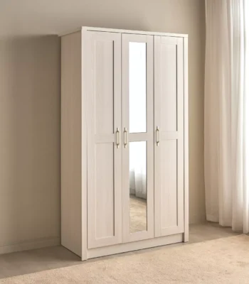 Mila Mirror 3 Kapaklı Aynalı Gardırop, modern ve zarif tasarımıyla yatak odası, genç odası ve misafir odaları için hem estetik hem de kullanışlı bir depolama alanı sunar. Kapak üzerindeki tam boy ayna detayı sayesinde odanıza ferahlık kazandırırken, günlük kullanımda pratik bir ayna çözümü sağlar. Aynalı gardırop arayan kullanıcılar için şıklık ve fonksiyonelliği bir arada sunan ideal bir modeldir. Kırık beyaz (ivory) tonundaki yüzeyiyle her dekorasyon stiline kolayca uyum sağlayan beyaz aynalı gardırop, sade ve modern çizgileriyle öne çıkar. 3 kapaklı gardırop yapısı sayesinde geniş iç hacim sunar; askılık ve raf sistemiyle kıyafetlerinizi, montlarınızı ve katlanabilir eşyalarınızı düzenli şekilde saklamanıza yardımcı olur. Geniş hacimli gardırop arayanlar için ideal bir depolama çözümüdür. Dayanıklı suntalam malzemeden üretilen Mila Mirror 3 Kapaklı Aynalı Gardırop, uzun ömürlü ve günlük kullanıma uygundur. Minimal kulp tasarımı ve düz yüzey yapısıyla modern gardırop modelleri arasında öne çıkar. Aynalı kapak detayı sayesinde küçük alanlarda daha ferah bir görünüm oluşturur ve küçük odalar için gardırop arayan kullanıcılar için avantaj sağlar. Mila Mirror 3 Kapaklı Aynalı Gardırop, hem şık hem de fonksiyonel bir çözüm arayanlar için uygun fiyatlı gardırop seçenekleri arasında yer alır. Online gardırop satın almak isteyen kullanıcılar için estetik, kullanışlı ve zamansız bir tercih sunar.