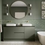 VerdeLine Çift Lavabolu Banyo Dolabı, doğadan ilham alan yeşil tonu ve modern çizgileriyle banyolara ferah ve sofistike bir görünüm kazandırır. Mat yüzeyi ve sade formu sayesinde zamansız bir tasarım sunarken, çift lavabo yapısıyla eş zamanlı kullanımı kolaylaştırır. Duvara monte yapısı banyoda daha geniş ve düzenli bir alan hissi oluşturur. Geniş iç hacmi; günlük banyo ürünlerini düzenli bir şekilde saklamaya yardımcı olur. Nem ve rutubete dayanıklı malzeme yapısı sayesinde uzun ömürlü ve güvenli bir kullanım sağlar. Modern, doğal ve minimalist banyolar için ideal bir tercihtir.