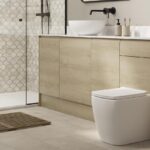 Milano Natural Tek Lavabolu Banyo Dolabı, doğal ahşap dokusu ve modern çizgileriyle banyonuza sıcak ve şık bir atmosfer kazandırır. Geniş iç hacmi sayesinde günlük kullanımda pratik depolama sunarken, neme dayanıklı MDF gövdesi uzun ömürlü kullanım sağlar. Minimal tasarımı sayesinde hem modern hem de klasik banyo dekorasyonlarına kolayca uyum sağlar.