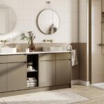 Aura Çift Lavabolu Banyo Dolabı, sıcak bej tonları ve modern çizgileriyle banyonuza zarif bir görünüm kazandırır. Geniş iç hacmi sayesinde çift kullanıma uygundur ve günlük kullanımda maksimum konfor sağlar. Neme dayanıklı MDF yapısı ile uzun ömürlü kullanım sunar. Modern ve fonksiyonel banyolar için ideal bir tercihtir.