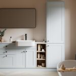 Purea Tek Lavabolu Banyo Dolabı, açık mavi tonu ve yumuşak hatlarıyla banyolara ferah ve sakin bir atmosfer kazandırır. Modern çizgilerle klasik detayları bir araya getiren tasarımı, hem şehir yaşamına hem de aile kullanımına uyum sağlar. Geniş depolama alanı sunan çekmece ve dolap bölmeleri sayesinde banyo düzenini kolayca sağlar. Tezgah üstü lavabo tasarımı ürüne modern bir dokunuş katarken, neme dayanıklı yapısı uzun ömürlü kullanım sunar.